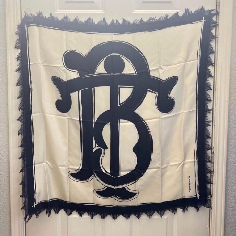 Tory Burch
Logo Link Silk Square Scarf